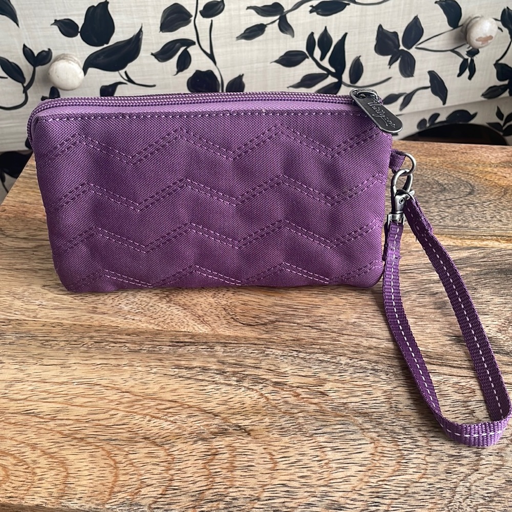 💜Thirty One wristlet wallet , with lots of compartments .